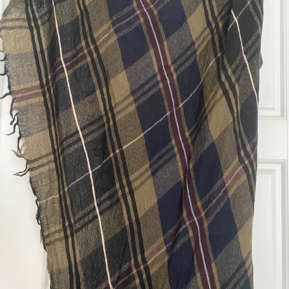 Aritzia Wilfred Triangle Wool Scarf - Picture 4 of 4